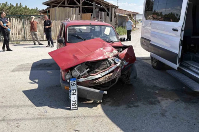 Çorum’da minibüs ile otomobil çarpıştı: 2 yaralı
