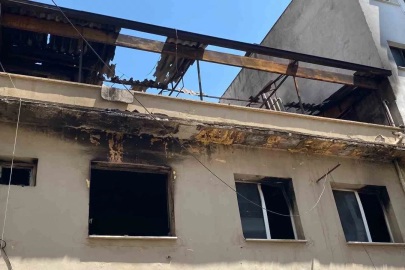 Evini ateşe verdi, alevler geceyi aydınlattı
