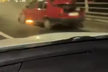Tofaş marka otomobil köprünün üzerinde alev aldı
