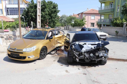 Karaman’da iki otomobilin çarpıştığı kazada 3 kişi yaralandı: Kaza anı kameraya yansıdı

