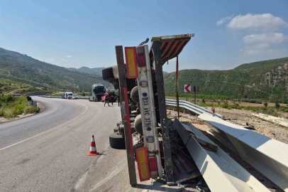 Antalya-Konya yolunda devrilen tırın sürücüsü yaralandı
