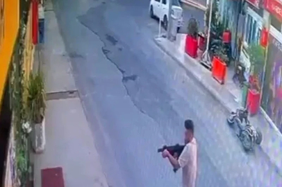 Sevgilisinin çalıştığı işletmeye tüfekle ateş açtı: Saldırı anı kamerada
