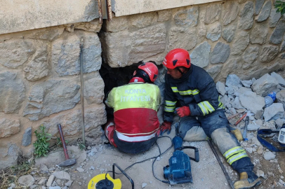 Konya’da duvar arasında kalan kediye itfaiyeden 9 saatlik kurtarma operasyonu
