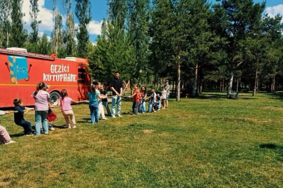 ‘Gezici Kütüphane’ Yenişehir Parkı’nda çocuklarla buluştu
