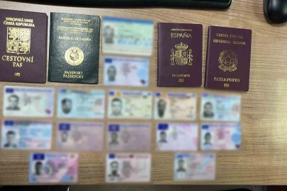 Yurt dışına gönderilecek kargodan sahte pasaport ve kimlik çıktı
