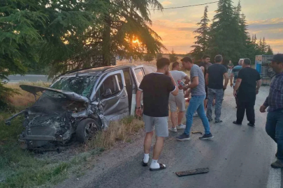Eskişehir’de hafif ticari araç ile traktör çarpıştı: 2 yaralı
