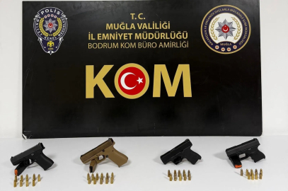 Ruhsatsız silahlarla kaçarken kıskıvrak yakalandılar
