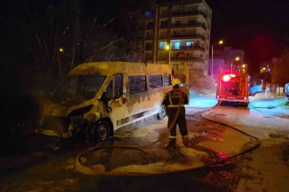 Minibüs alevlere teslim oldu
