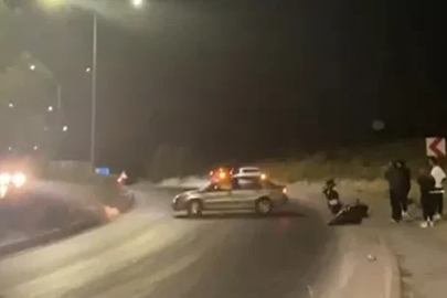 Düştüğü ıslak yolu kayda alırken, kadrajına başka bir kaza girdi
