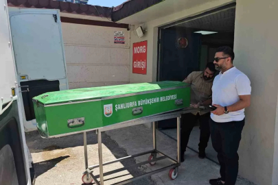 Boş arazide battaniyeye sarılı erkek cesedi bulundu
