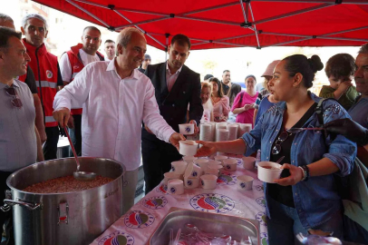 Başkan Kocagöz aşure bereketini vatandaşlarla paylaştı
