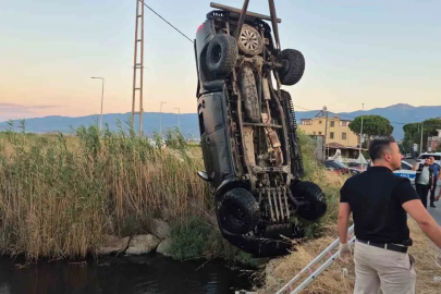 Dereye uçan arazi taşıtındaki 2 genç hayatını kaybetti, 1 yaralı

