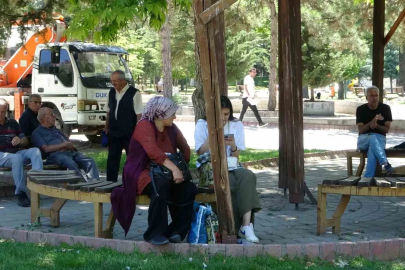 Malatya’da sıcak havada parklar doldu

