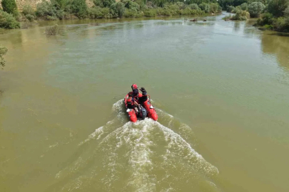 Çocuğunu kurtarmak için suya giren babayı arama çalışmaları devam ediyor

