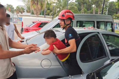 Antalya’da otomobilde kilitli kalan çocuğu itfaiye kurtardı
