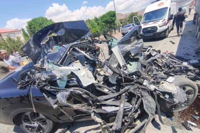 Bingöl’de tıra çarpan otomobil hurdaya döndü: 1 yaralı
