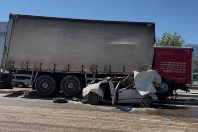 Freni patlayan kamyon 2 araca çarptı; 3 kişi yaralandı
