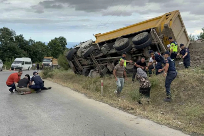 Devrilen taş yüklü kamyonun sürücüsü öldü, savrulan taşlar evin duvarını yıktı
