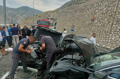 Pirinkayalar Tüneli çıkışında otomobiller kafa kafaya çarpıştı: 4 yaralı
