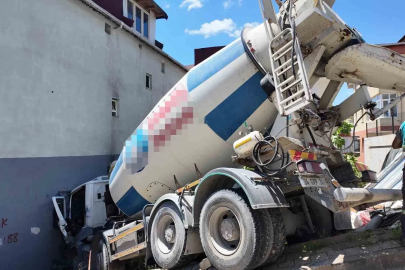 Ümraniye’de beton mikseri binaya çarptı: 1 yaralı
