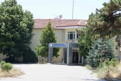 Vandallar, eski fizik tedavi merkezinin duvarlarına sprey boyalarla yazı yazdı
