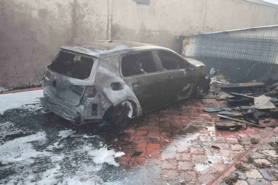 Batman’da park halindeki 3 otomobil alev topuna döndü
