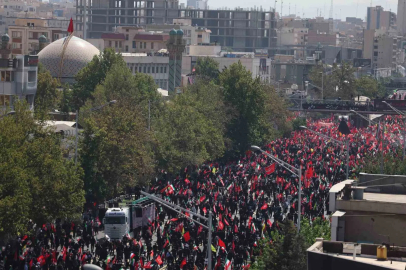 Hamaney’in cenaze alayı milyonların katılımıyla başladı
