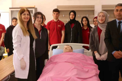 Erzincan’da meslek lisesi sağlık sektörüne bakım personeli yetiştiriyor
