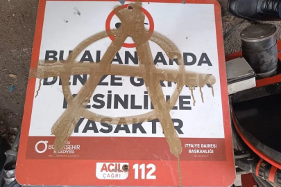 Magandalar can simitlerini çaldı, uyarı levhalarına zarar verdi
