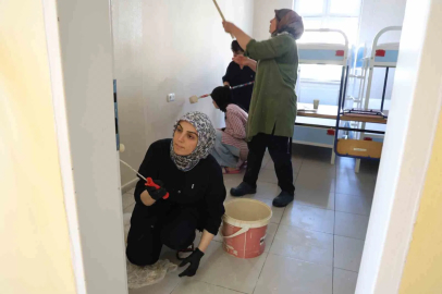 Fedakar öğretmenler tatilde okulu yeni döneme hazırlıyor
