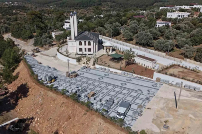 Çamlık Cami Önü Meydanı düzenleniyor
