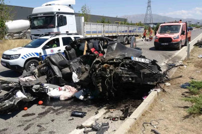Tıra arkadan çarpan otomobil hurdaya döndü: 1 yaralı
