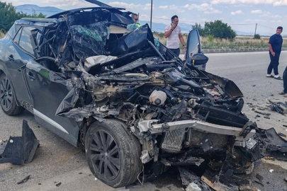 Kamyonete çarpan otomobil hurdaya döndü: 1 yaralı
