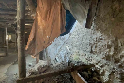 Kars’ta sağanak yağış ahırı çökertti
