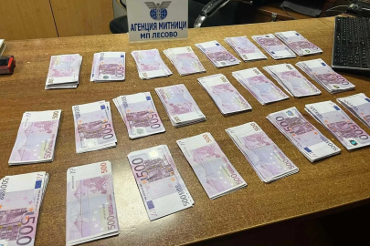Türk vatandaşı ceplerine sakladığı 150 bin euroyla yakalandı
