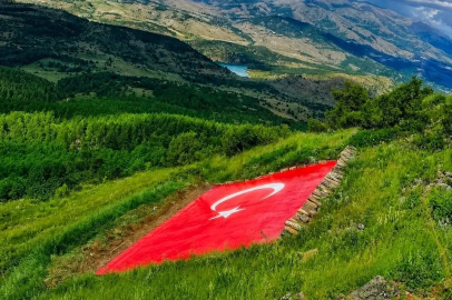 Kelkit Vadisi’nin simgesi dev Türk bayrağı yenilendi
