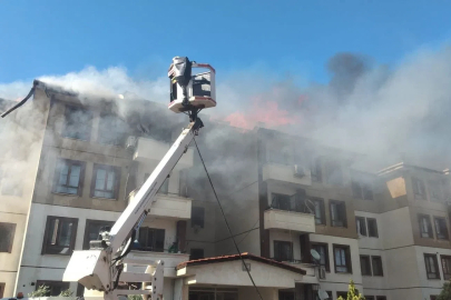 Hatay’da 2 binanın çatısı alevlere teslim oldu
