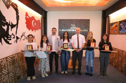 Ağrı’da "Sağlıklı Nesil Sağlıklı Gelecek" yarışmalarında dereceye giren öğrenciler ödüllendirildi
