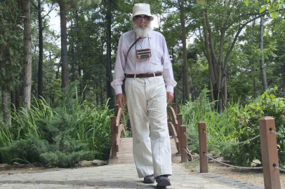 76 yaşındaki Sait dede teknolojiyi reddetti, yol arkadaşı sadece radyosu oldu
