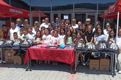 Devrek’te öğrencilere havuz malzemeleri hediye edildi
