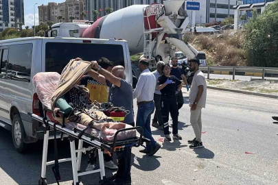 Ambulansın karıştığı kazada sağlık personeli hastayı battaniyeyle güneşten korudu
