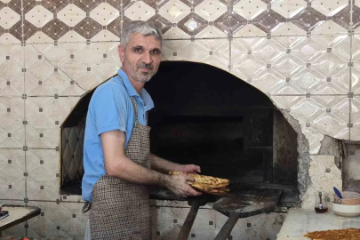 Adıyaman’da 400 derecelik fırının başında ekmek mesaisi
