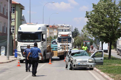 Otomobil tıra arkadan çarptı: 1’i ağır 3 yaralı
