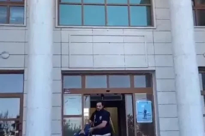Ayrılmak istediği için evlatlarının önünde eli bıçaklı kocası tarafından öldüresiye dövüldü

