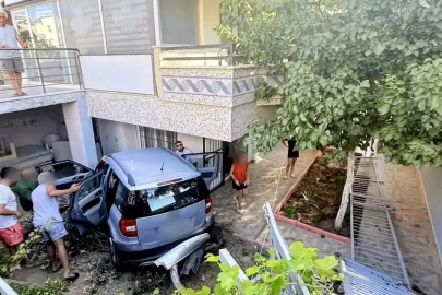 Didim’de araç evin bahçesine uçtu
