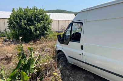 Ticari araç, çıkmaz sokağa girdi bahçeye düşmesine ramak kaldı
