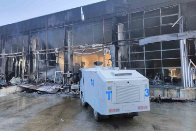 Market deposunda çıkan yangın geceyi aydınlattı, geriye demir yığınları kaldı

