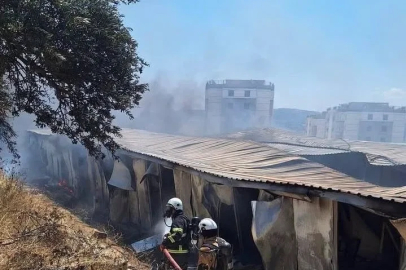 İşçilerin kaldığı konteyner yatakhane alevlere teslim oldu
