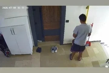 Elazığ’da bir şahıs, bina içerisindeki çöp kovasına idrarını yaptı
