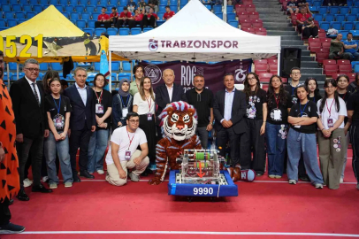 Robotlar spor salonunda yarıştı
